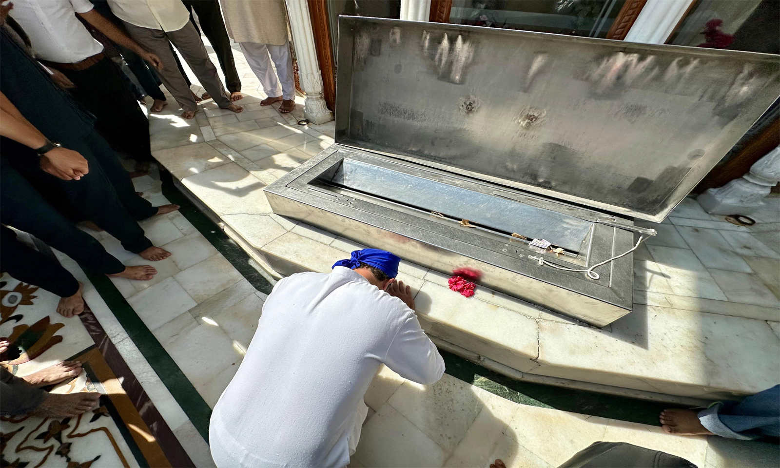 राहुल ने स्वर्ण मंदिर में सेवा की