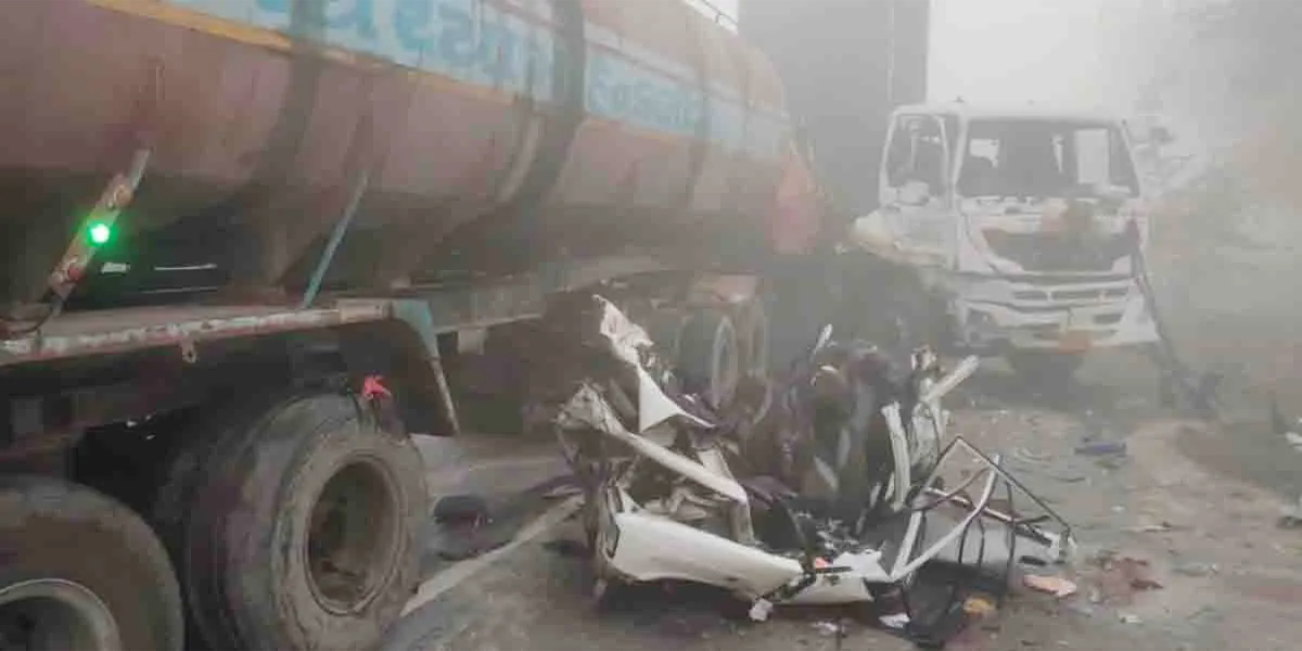 पंजाब में दो ट्रकों के बीच कार के कुचलने से 6 की मौत