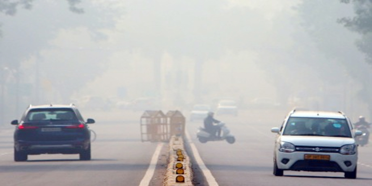 धुंध की चादर में डूबी दिल्ली, कई स्टेशनों पर वायु गुणवत्ता ‘गंभीर’ श्रेणी में
