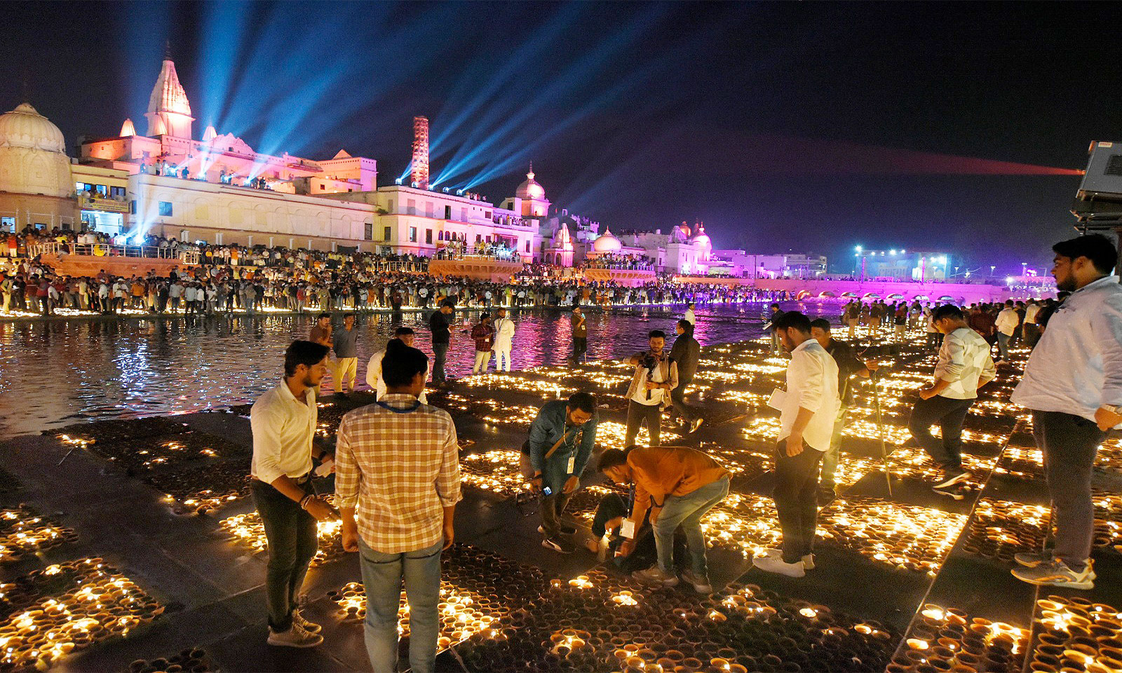 दीपों से सजी अयोध्या