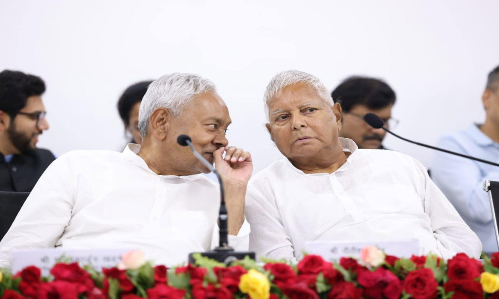 लालू ने गिरिराज सिंह के कान में क्या कहा?
