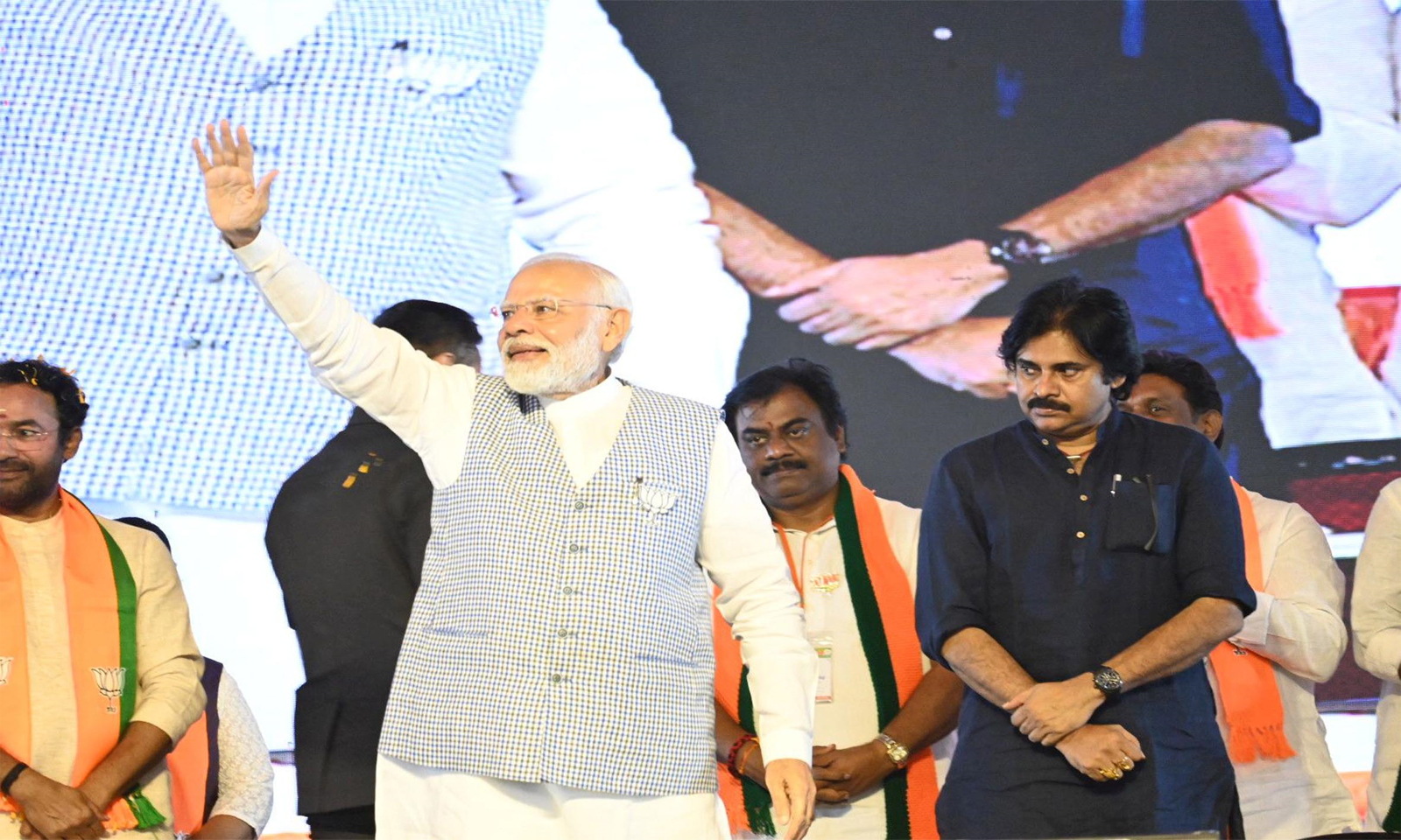 तेलंगाना में मोदी के साथ पवन कल्याण
