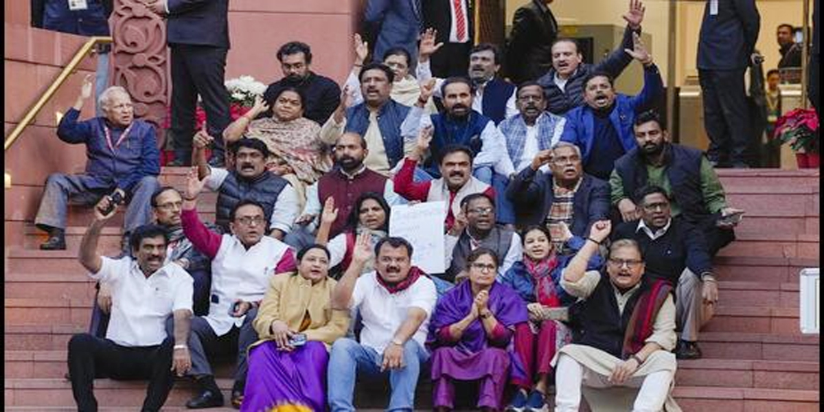 हंगामा करने पर विपक्ष के 49 सदस्य लोकसभा से निलंबित
