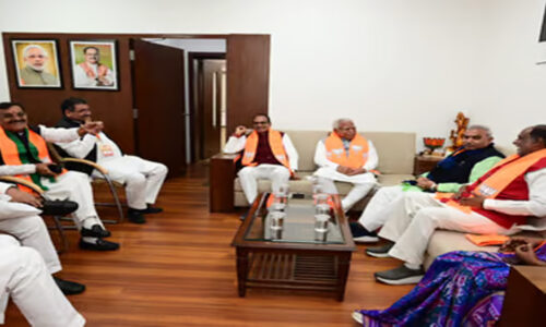 भाजपा दफ्तर में नेताओं की बैठक और बाहर नारेबाजी