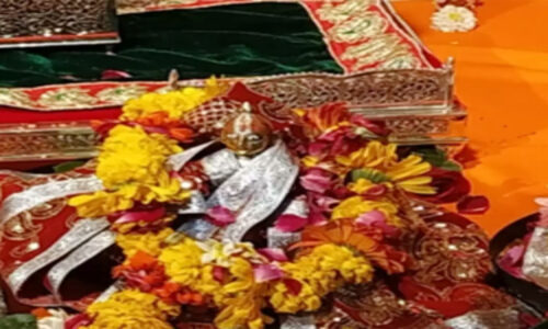 भक्ति के रंग में रंगी अयोध्या को बस मंदिर में अपने रामलला के दीदार का इंतजार