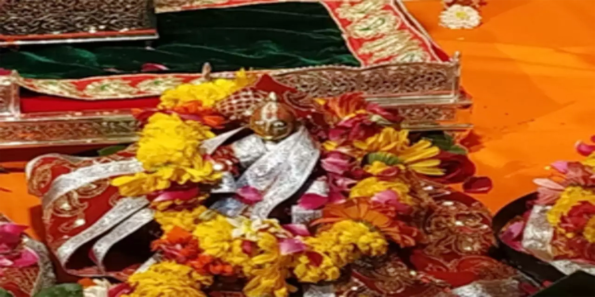 भक्ति के रंग में रंगी अयोध्या को बस मंदिर में अपने रामलला के दीदार का इंतजार