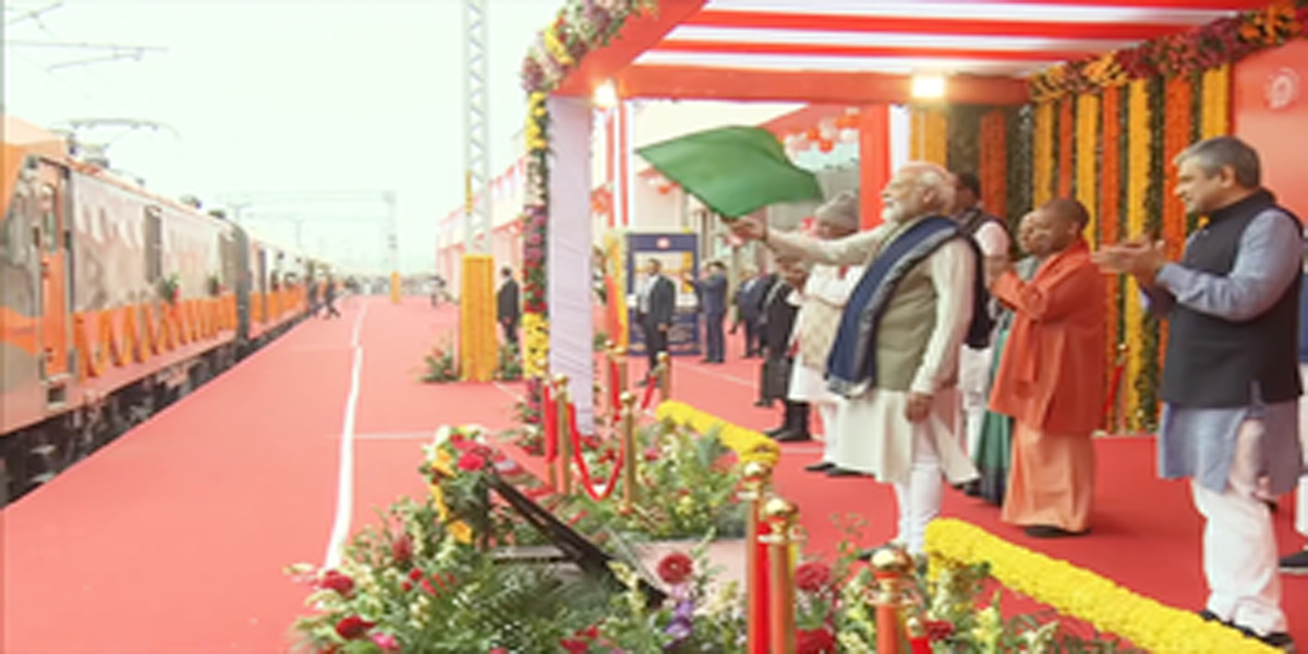 प्रधानमंत्री ने हरी झंडी दिखाकर 6 वंदे भारत और 2 अमृत भारत ट्रेन का उद्घाटन किया