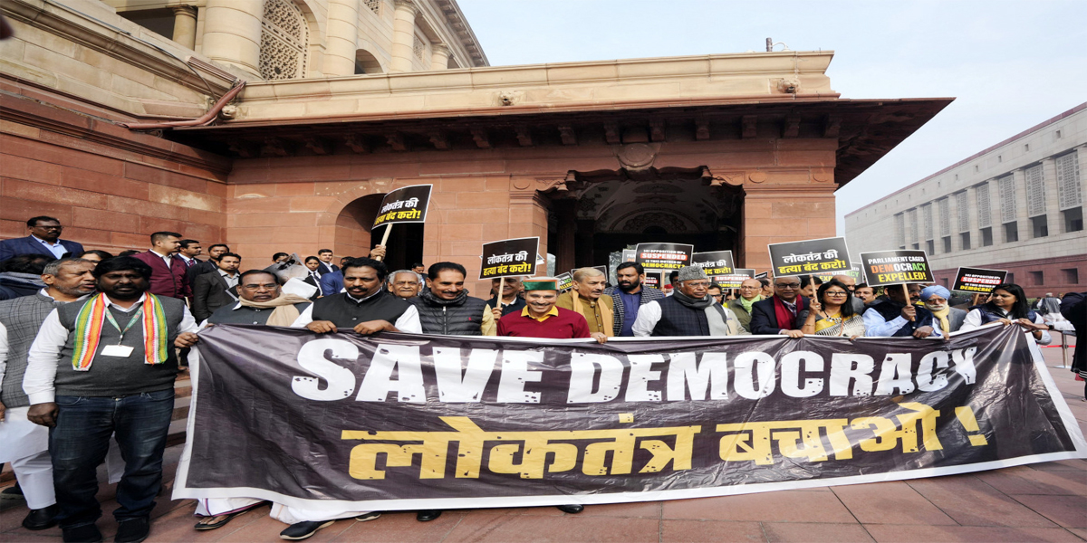 इंडिया गठबंधन के नेताओं ने संसद से विजय चौक तक मार्च निकाला