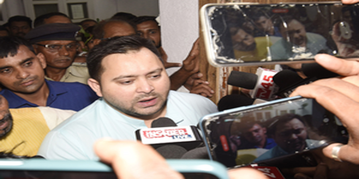 तेजस्वी यादव पहुंचे ईडी कार्यालय, नौकरी के बदले जमीन मामले में पूछताछ