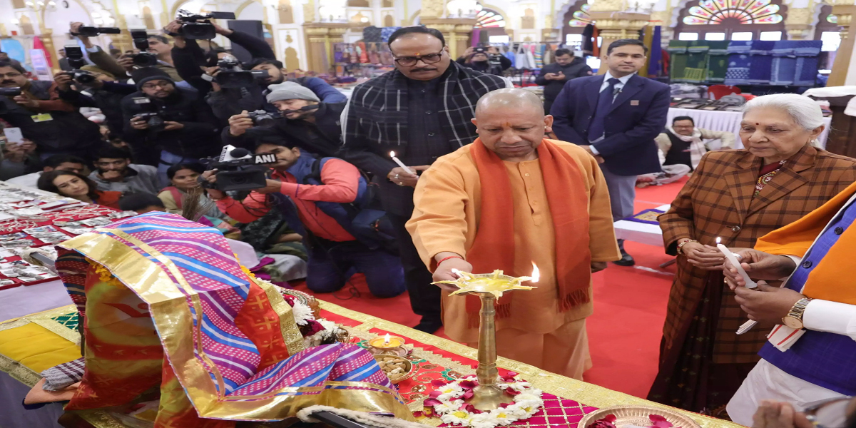 पीएम के ‘वोकल फॉर लोकल’ की आधारशिला है हैंडीक्राफ्ट एग्जीबिशन: योगी