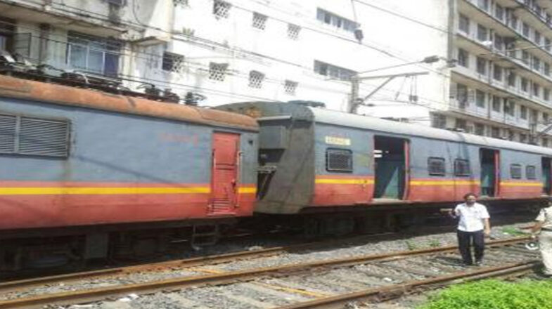 पालघर मुंबई लोकल ट्रेन की चपेट में आने से तीन रेलकर्मियों की मौत
