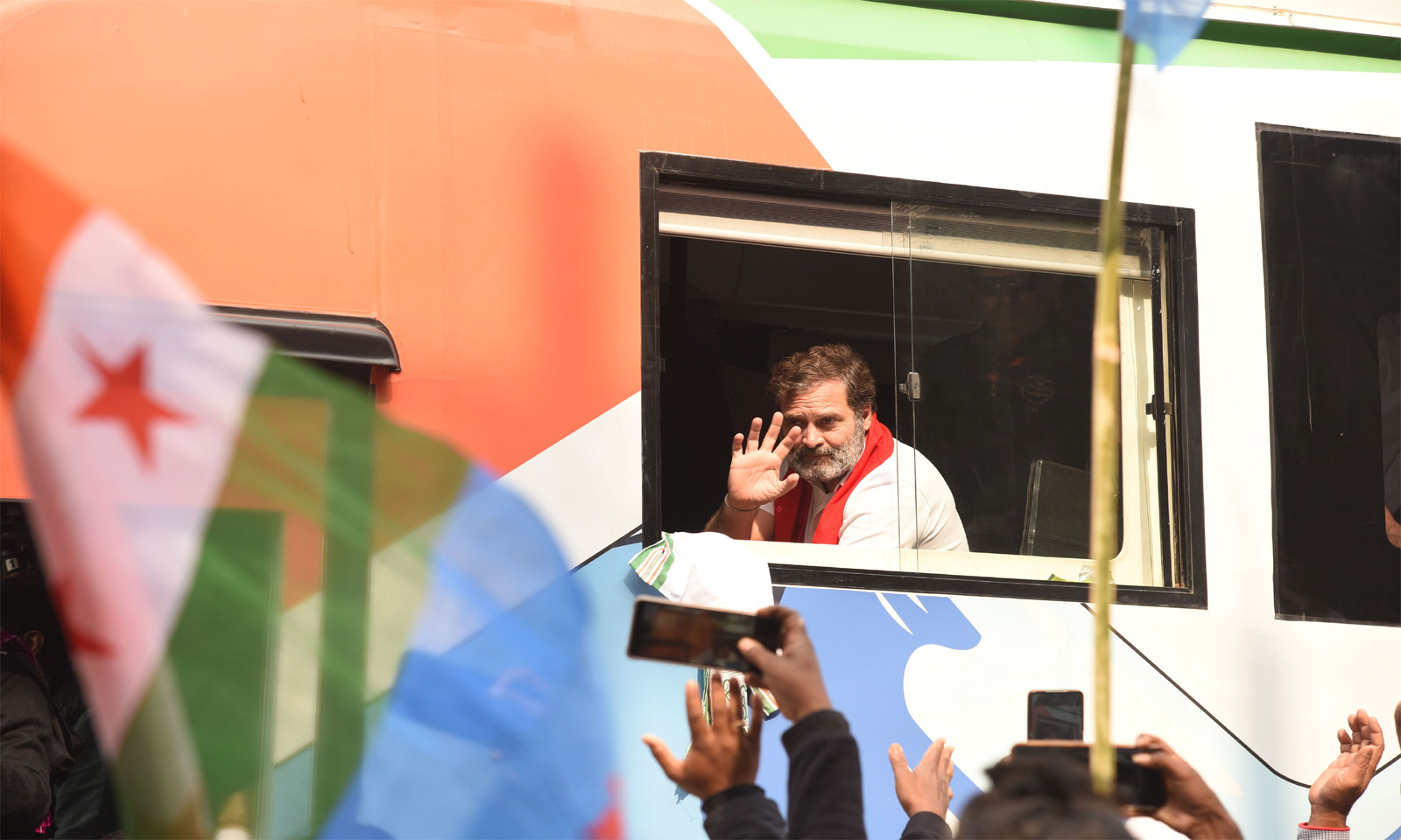 यात्रा में राहुल की गाड़ी के शीशे टूटे