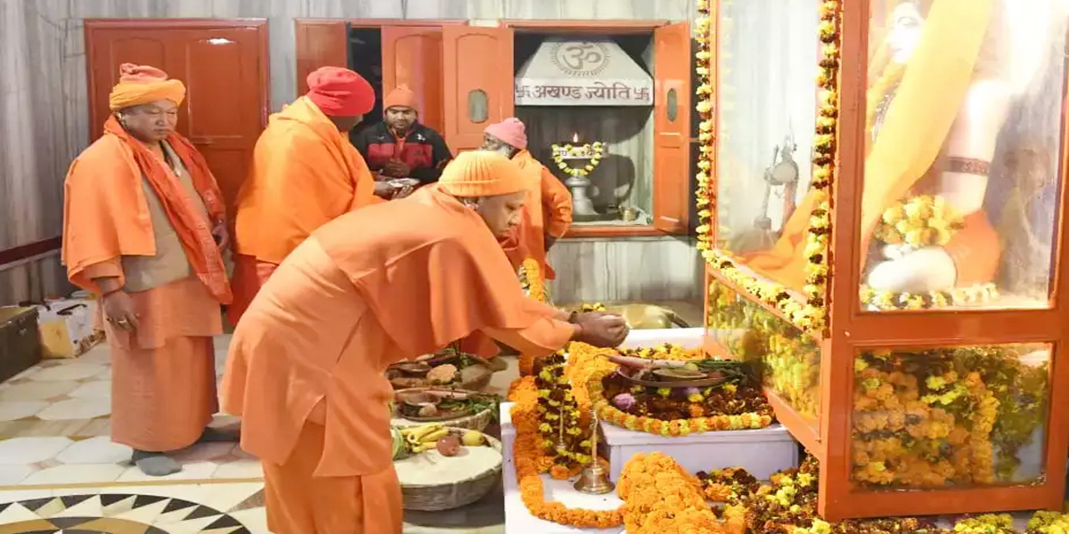 मुख्यमंत्री ने महायोगी गोरखनाथ को चढ़ाई आस्था की पवित्र खिचड़ी