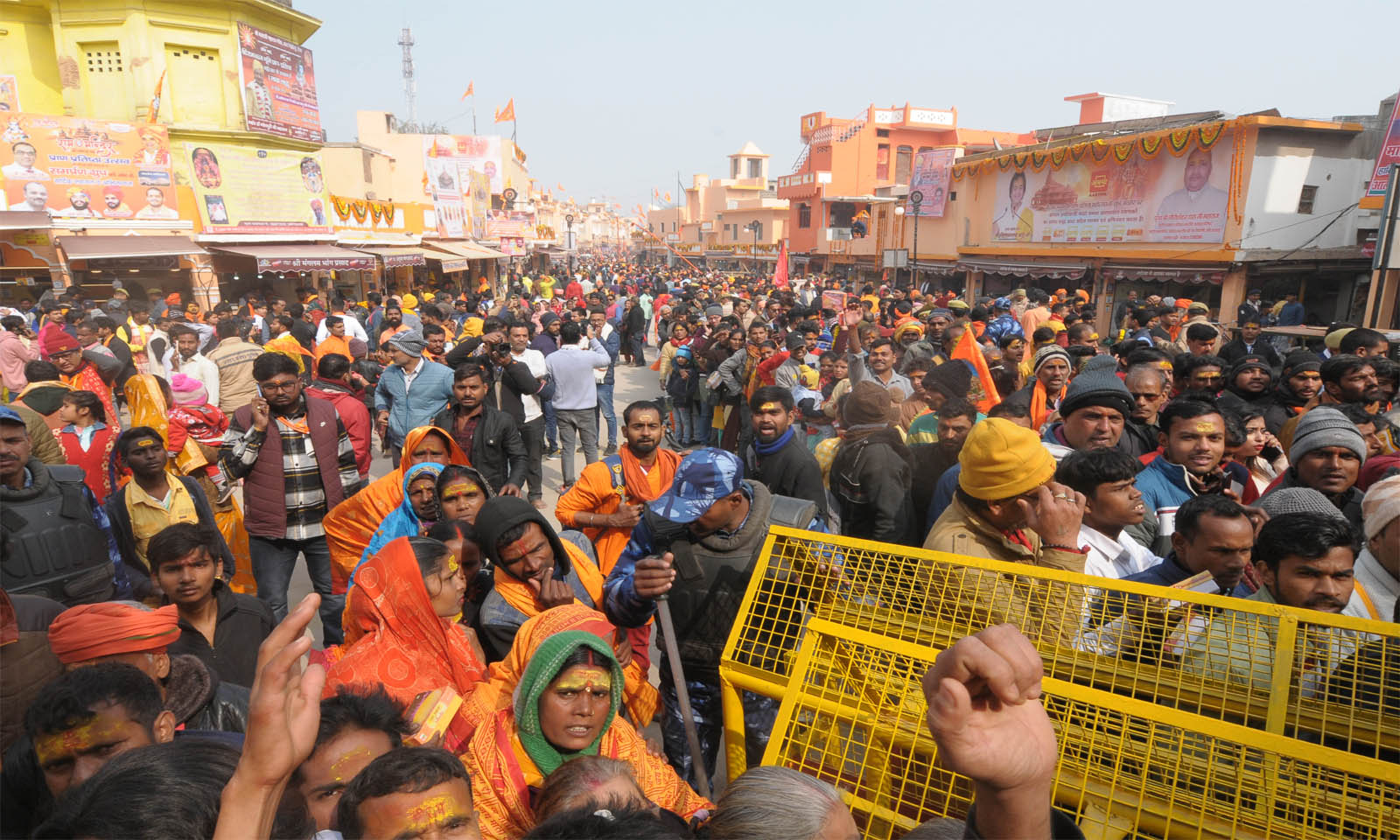 अयोध्या में दूसरे दिन भी भारी भीड़