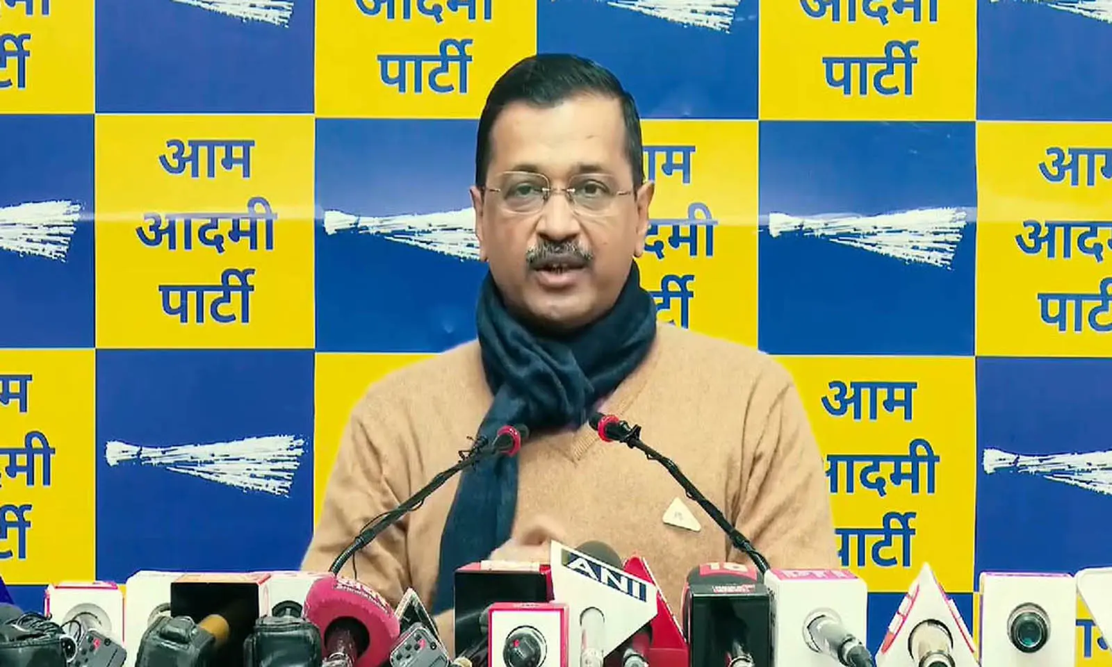 दिल्ली : ऊंट आया पहाड़ के नीचे
