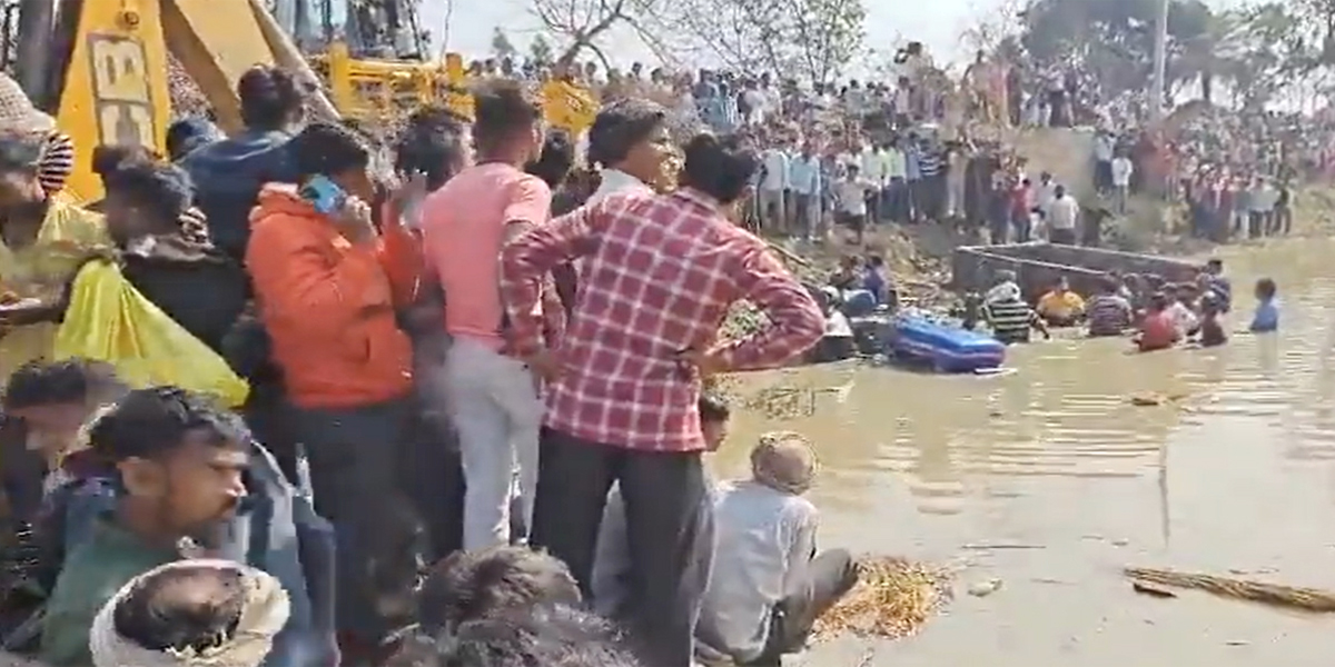 यूपी के कासगंज में ट्रैक्टर ट्राली के तालाब में गिरने से 15 की मौत