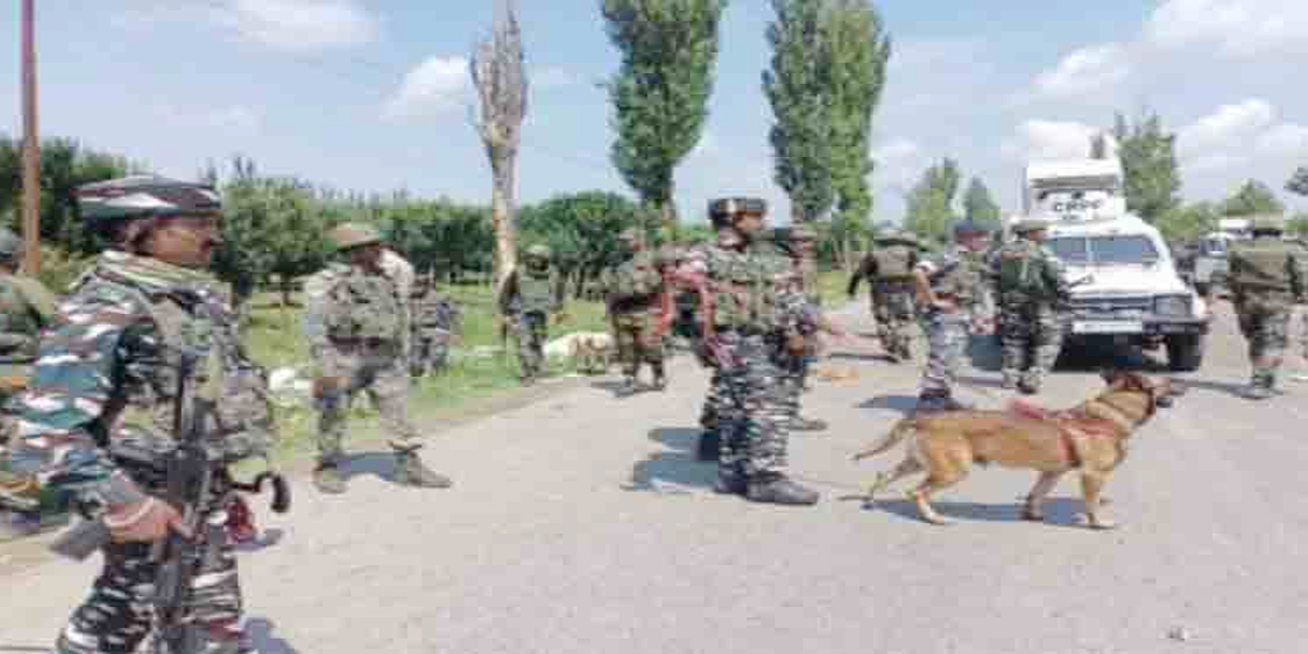 जम्मू-कश्मीर के सोपोर में हथियार और गोला-बारूद बरामद, दो गिरफ्तार