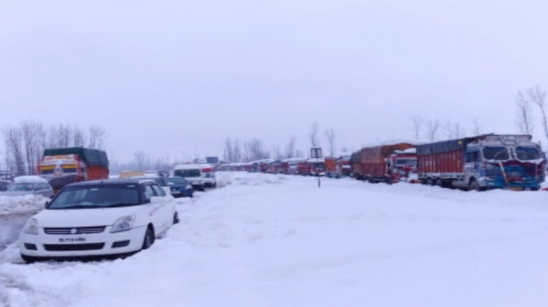भारी बर्फबारी के कारण कश्मीर के राजमार्ग बंद