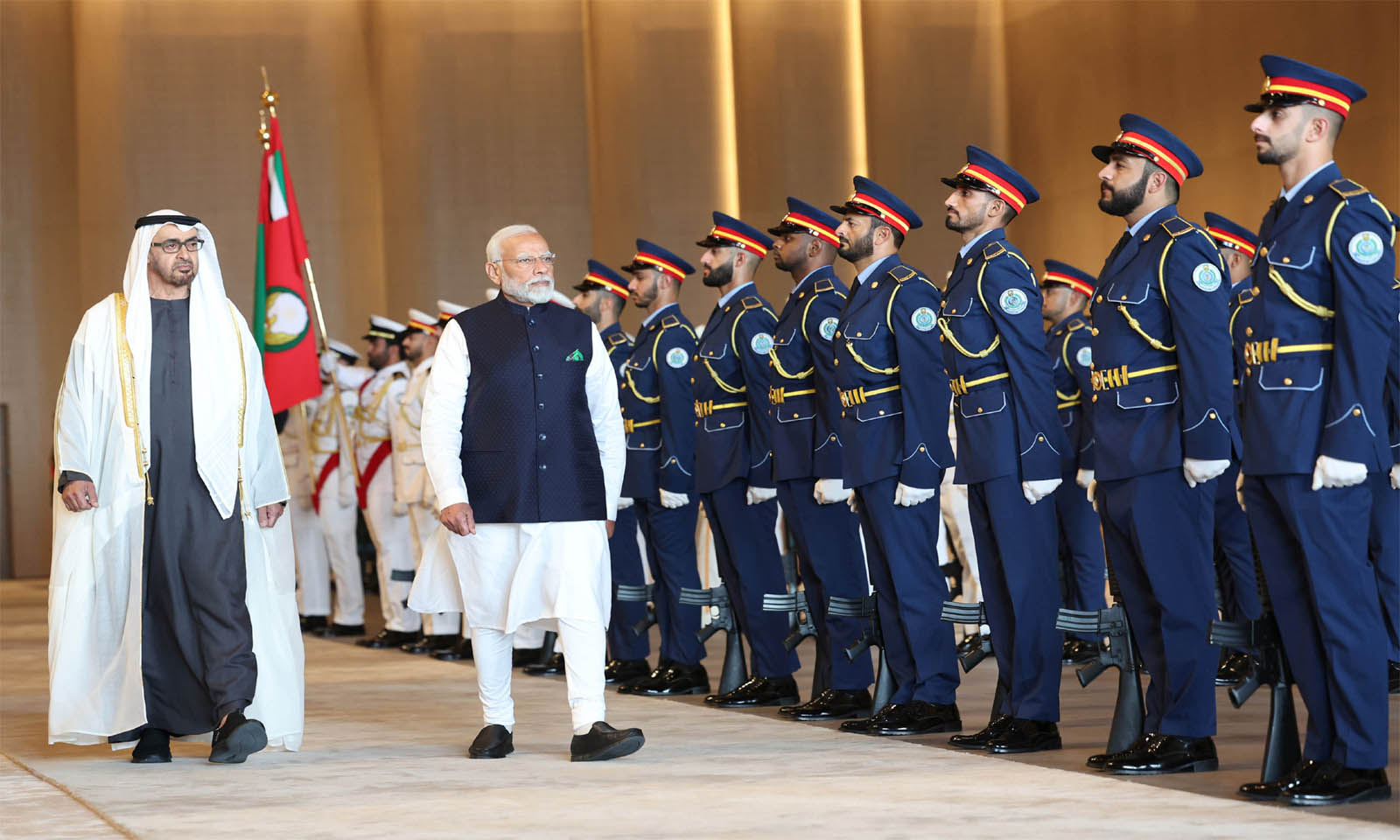 अबु धाबी में भारतीयों के बीच पहुंचे मोदी