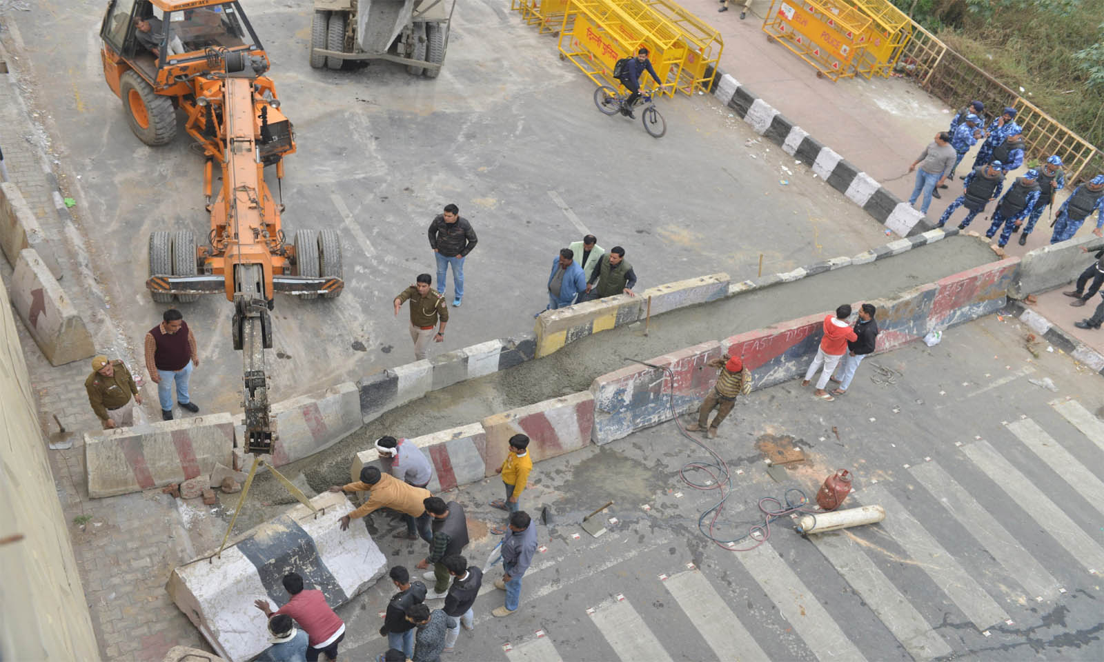दिन भर चला पुलिस और किसानों का संघर्ष