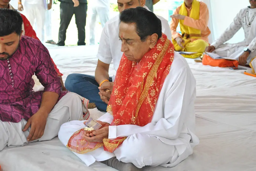 मुश्किल है नाथ का हाथ छोड़ कमल का होना…