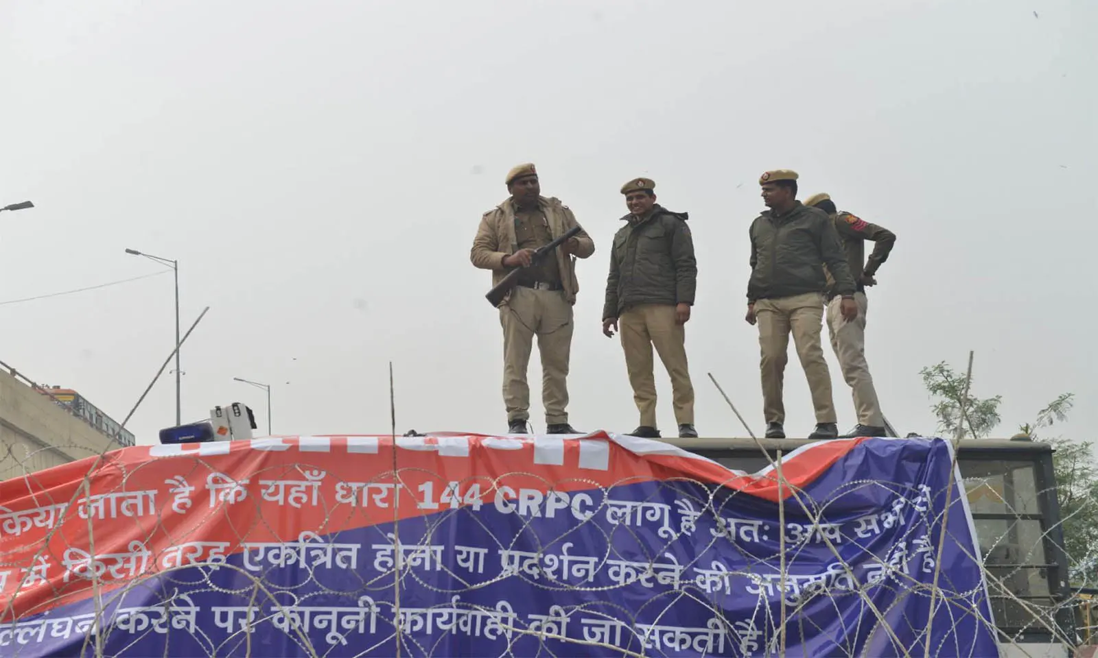लोकतंत्र में किसान जैसे दुश्मन सेना!