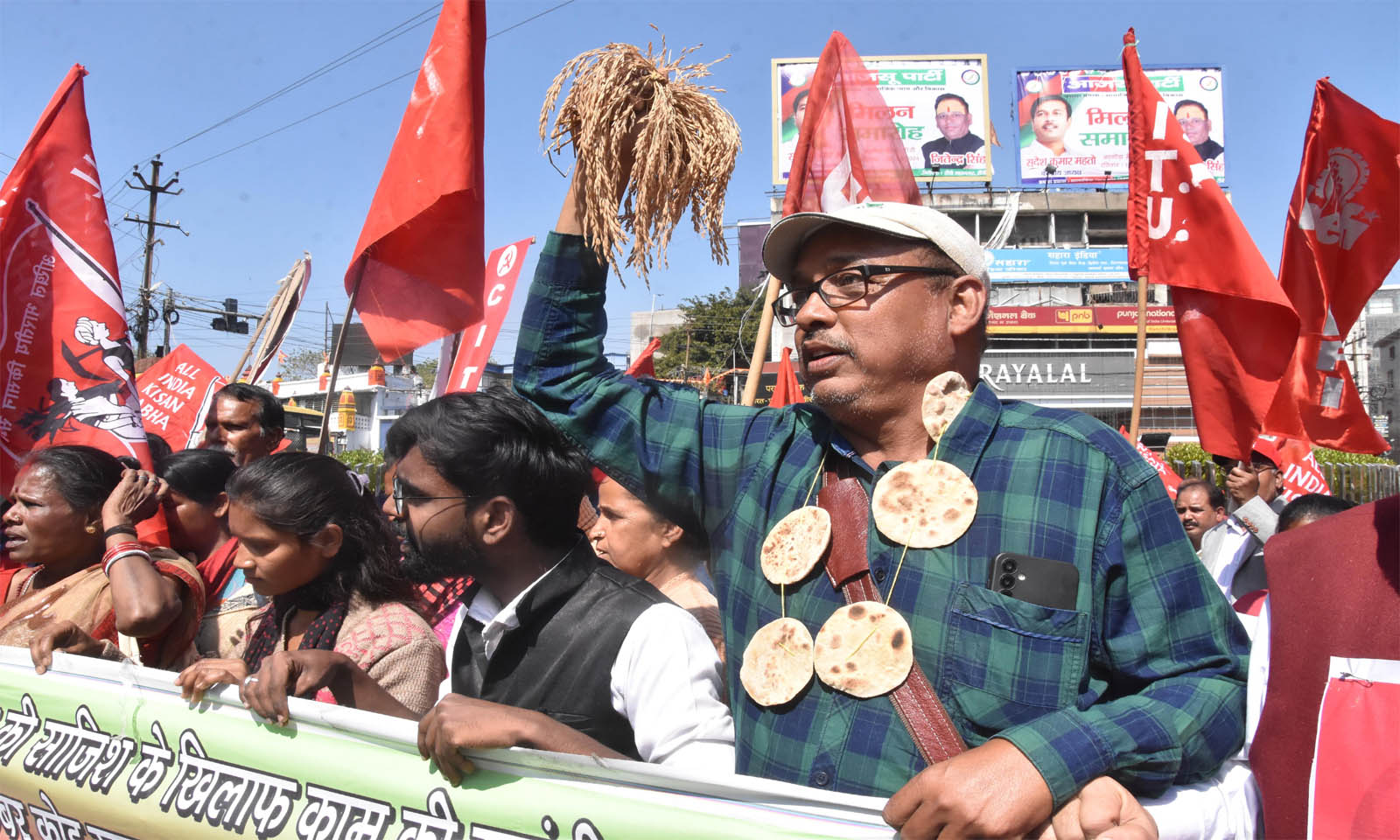 किसानों के आगे चारा?