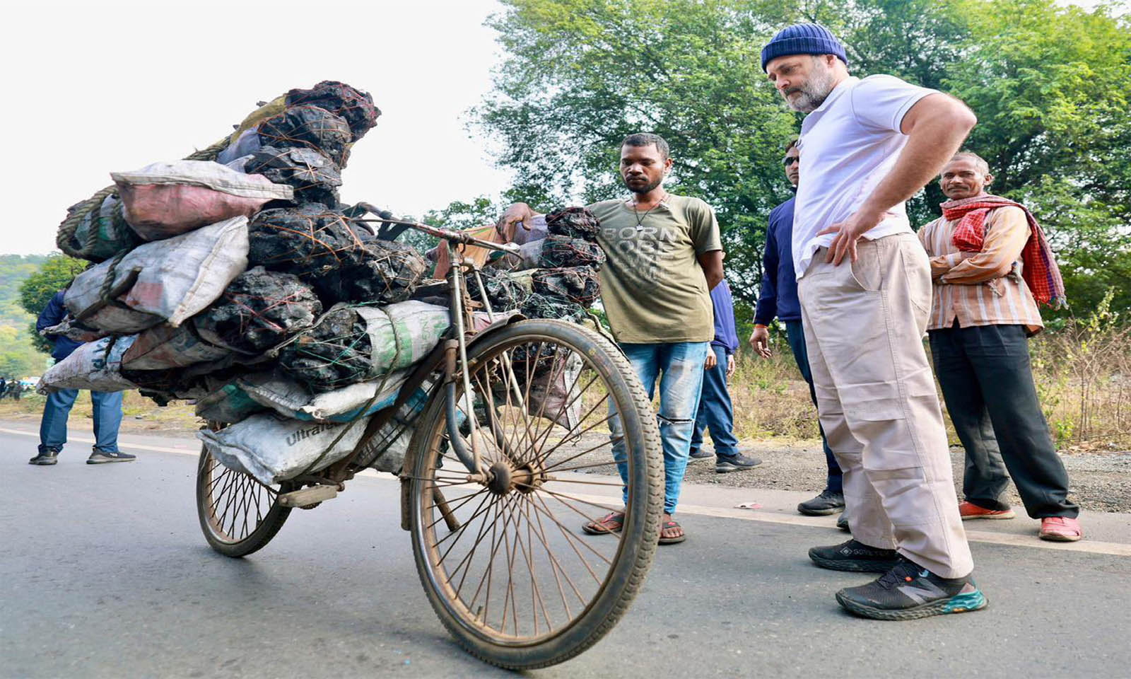 कोयला ढोने वाले युवाओं से मिले राहुल