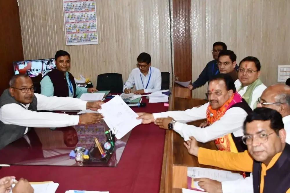 भाजपा प्रत्याशी अजय भट्ट ने भरा नामांकन