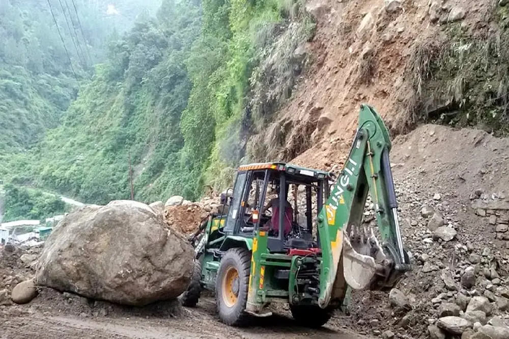 उत्तरकाशी के गंगोत्री हाईवे पर भूस्खलन, ट्रैफिक बंद