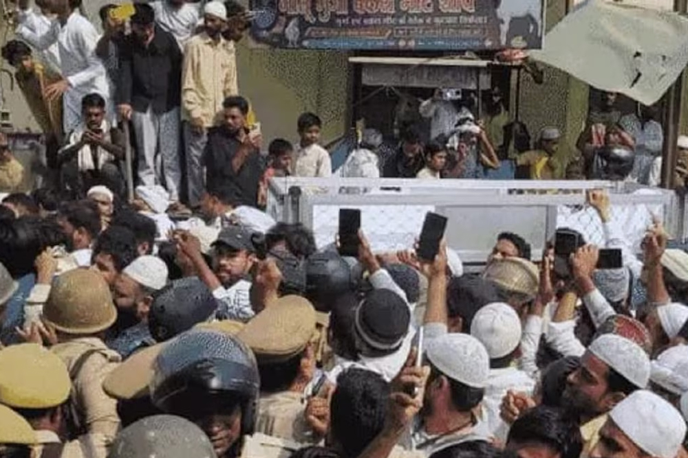 भारी भीड़ के साथ कब्रिस्तान पहुंचा मुख्तार अंसारी का जनाजा
