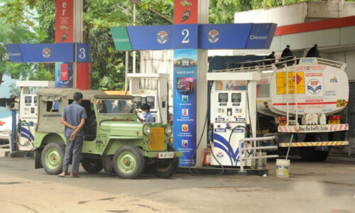 पूरे भारत में पेट्रोल, डीजल की कीमतों में 2 रुपये की कटौती