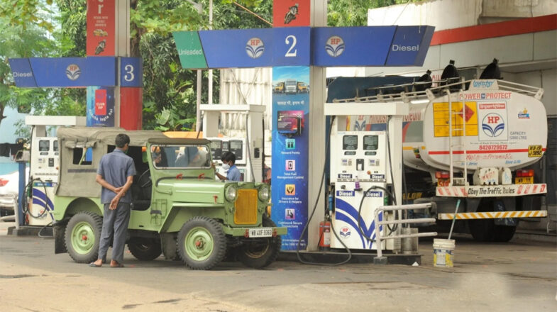 पूरे भारत में पेट्रोल, डीजल की कीमतों में 2 रुपये की कटौती