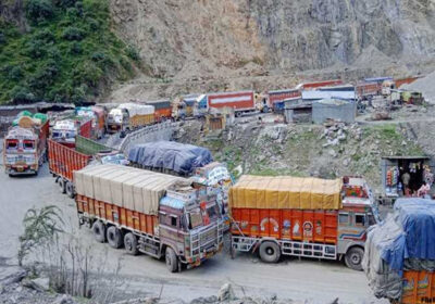 श्रीनगर-जम्मू राजमार्ग यातायात के लिए बंद