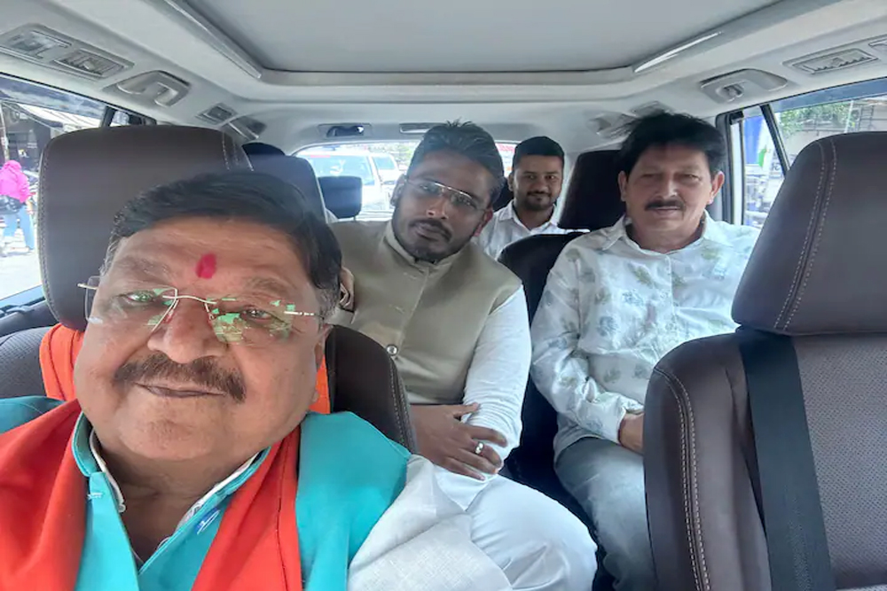 इंदौर में कांग्रेस को बड़ा झटका, अक्षय कांति बम ने नामांकन वापस लिया