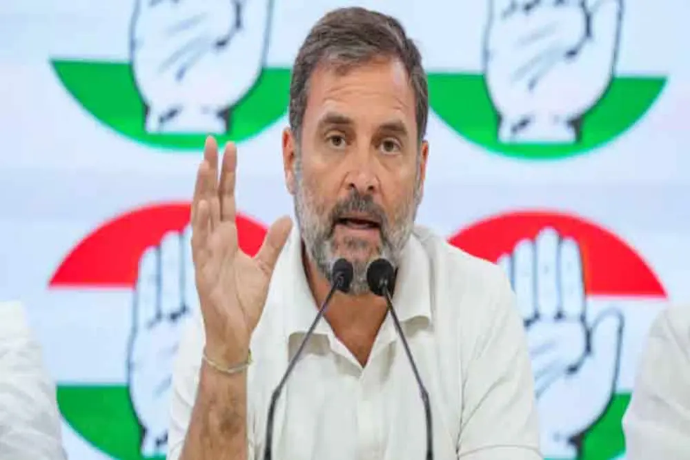 प्रधानमंत्री डरे हुए हैं, मंच पर आंसू भी बहा सकते हैं: राहुल गांधी