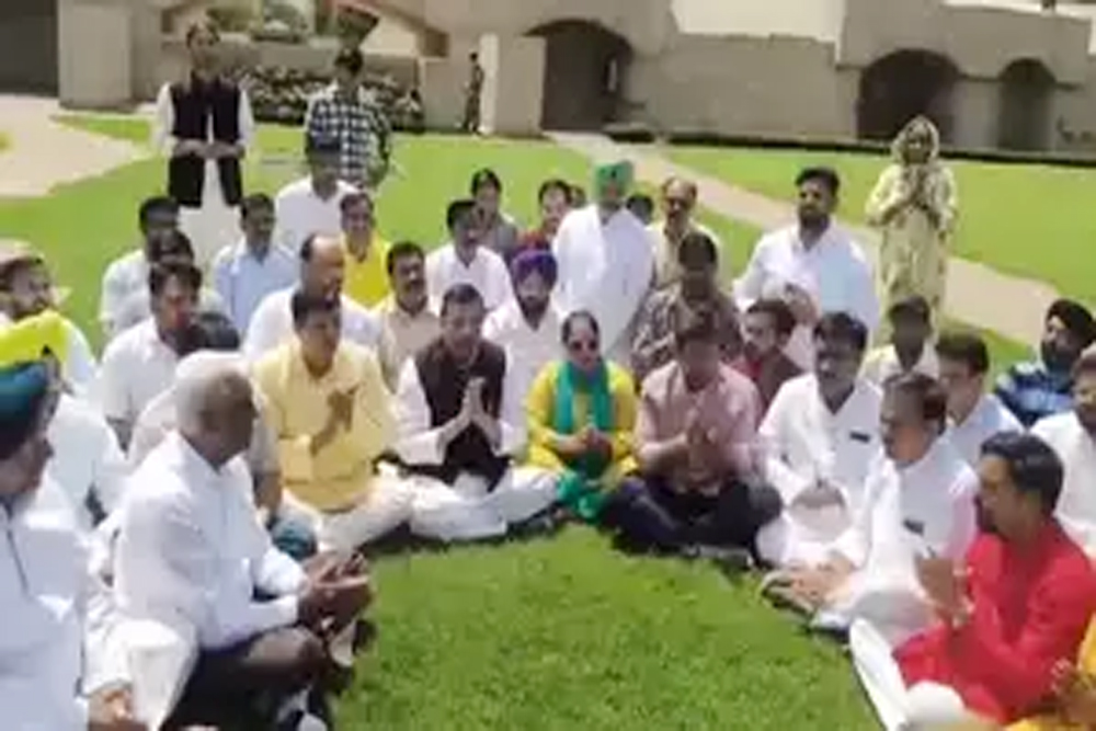 संजय सिंह अन्य विधायकों के साथ पहुंचे राजघाट