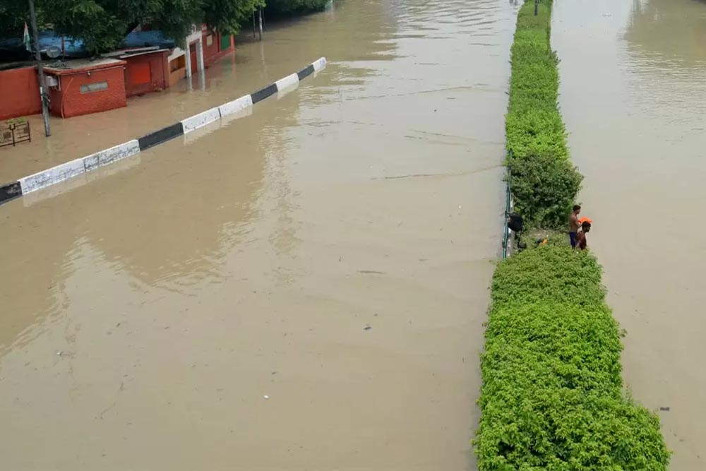 पाकिस्तान से खाड़ी देशों तक बारिश का कहर