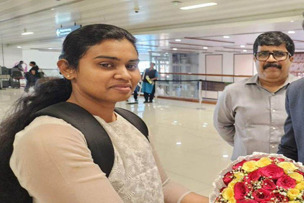 ईरान में बंधक चालक दल की महिला सदस्य लौटी