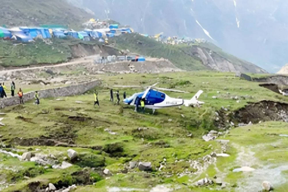 केदारनाथ में हेलीकॉप्टर की इमरजेंसी लैंडिंग