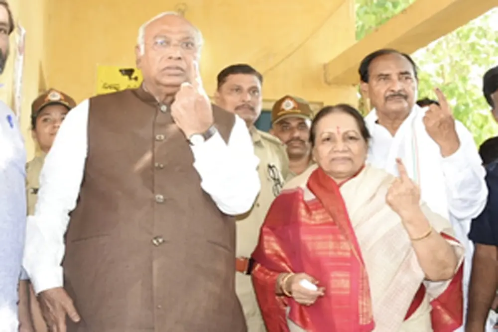 कांग्रेस अध्यक्ष मल्लिकार्जुन खड़गे ने कलबुर्गी में डाला वोट