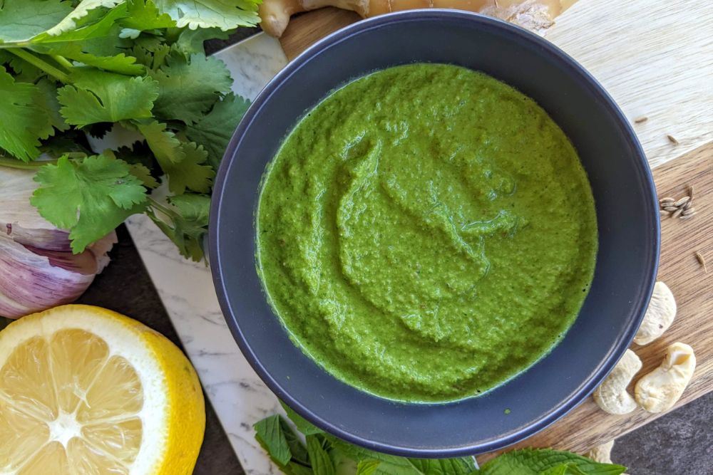 धनिया और पुदीने की Chutney: स्वाद और सेहत का उत्कृष्ट संयोजन