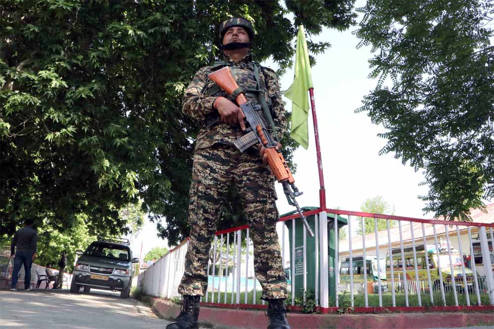 कश्मीर में सेना और पुलिस में मारपीट