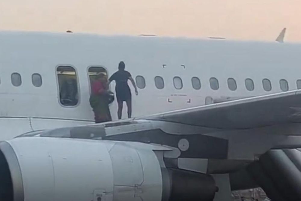 Delhi Airport पर फ्लाइट में बम की सूचना से मची अफरातफरी