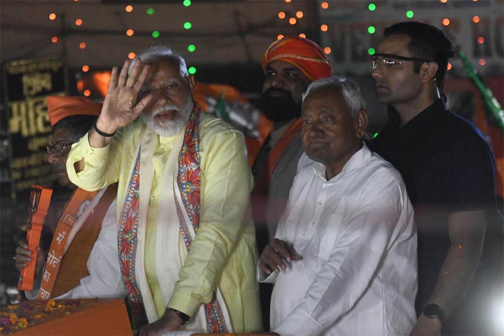 पीएम के रोड शो में नीतीश कुमार