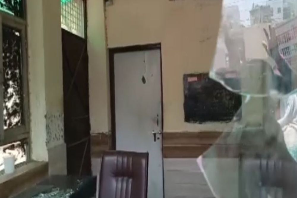 भाजपा के पूर्व सासंद रमेश बिधूड़ी ने कराया दिल्ली जल बोर्ड के कार्यालय पर हमला
