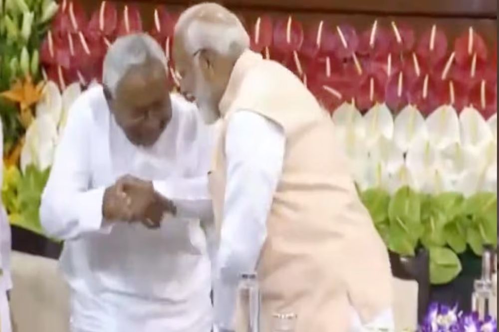 संसदीय दल की बैठक में पीएम मोदी के पैर छूने के लिए झुके नीतीश