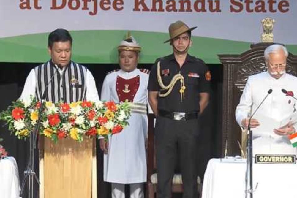 तीसरी बार अरुणाचल के मुख्यमंत्री बने पेमा खांडू, ली शपथ