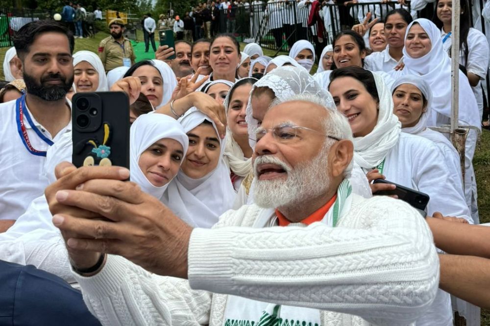 Yoga Day 2024: योगाभ्यास के बाद लोगों से मिले PM मोदी, सेल्फी लेकर बढ़ाया उत्साह