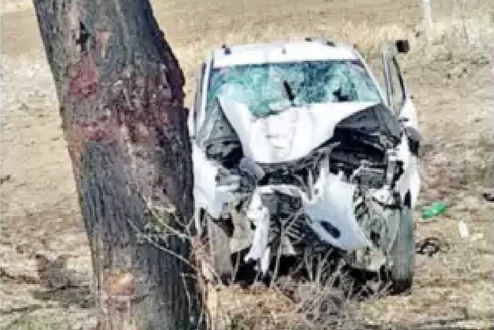 मध्य प्रदेश में कार पेड़ से टकराई, चार लोगों की मौत